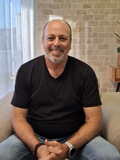 מורדי אדרי מחייך
