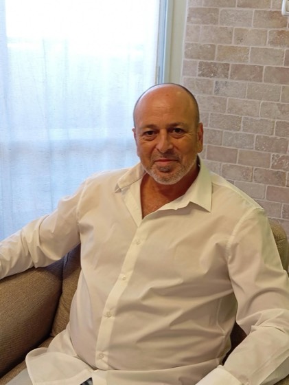 מורדי אדרי בחולצה לבנה